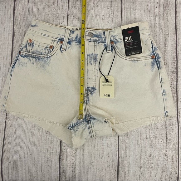 NWT LEVI'S Women’s Premium 501 Light Wash High Rise Denim Cut Off Shorts Size 29 - Picture 6 of 10